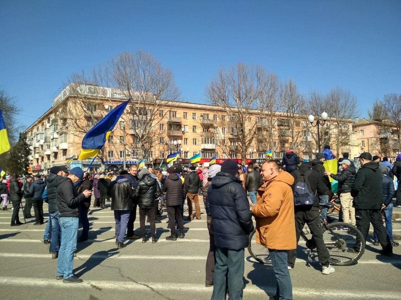 У Херсоні у день визволення міста від фашистів у Другій світовій влаштували мітинг проти російських окупантів. Відео