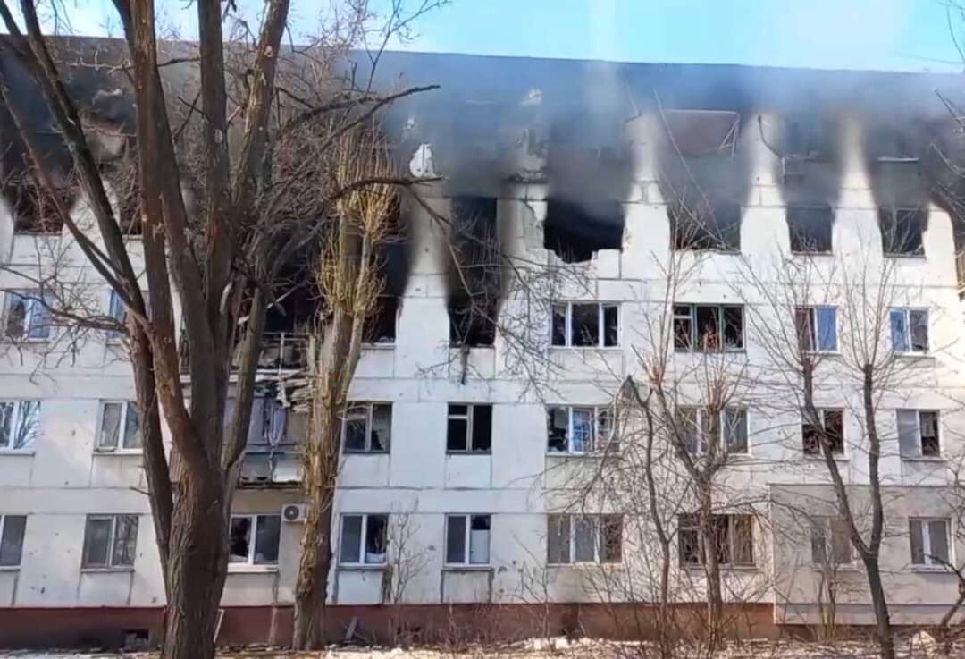 На Донбасі окупанти обстріляли житлові будинки, храм, кафедральний собор та завод. Фото