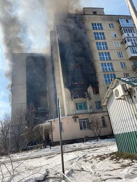 На Донбасі окупанти обстріляли житлові будинки, храм, кафедральний собор та завод. Фото