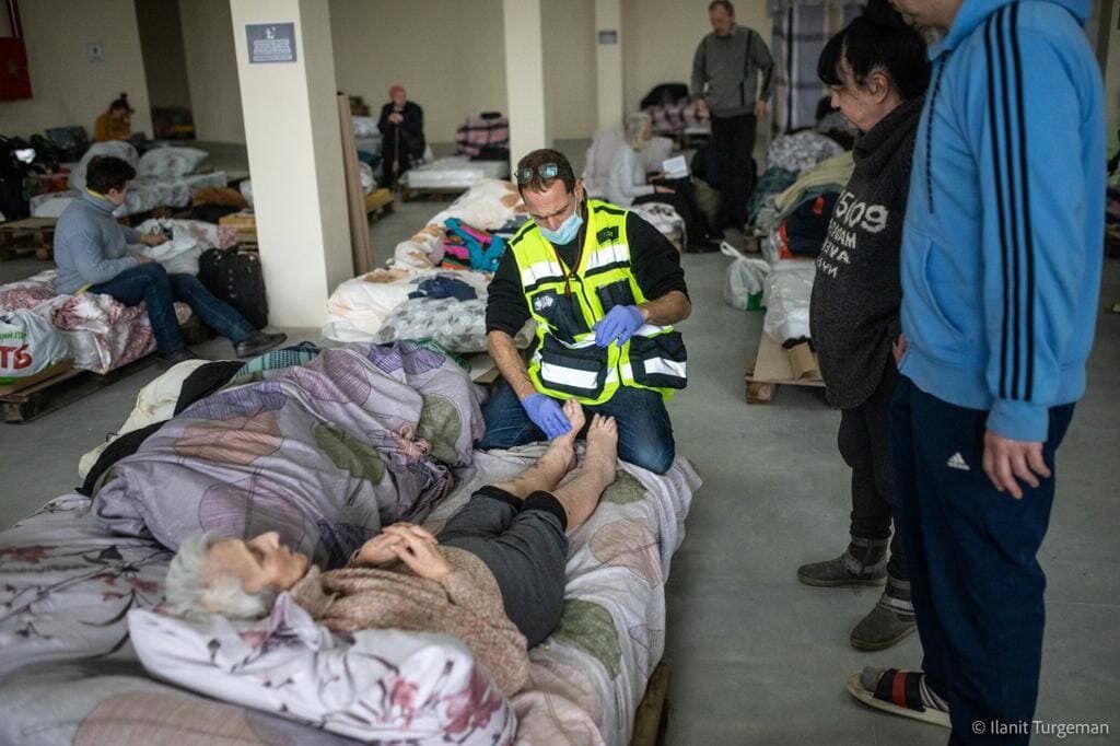 Ізраїльські лікарі надають екстрену допомогу біженцям з України