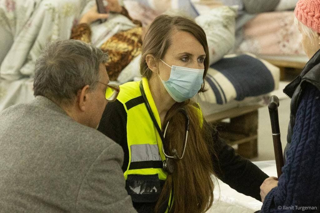Израильские врачи оказывают экстренную помощь беженцам из Украины