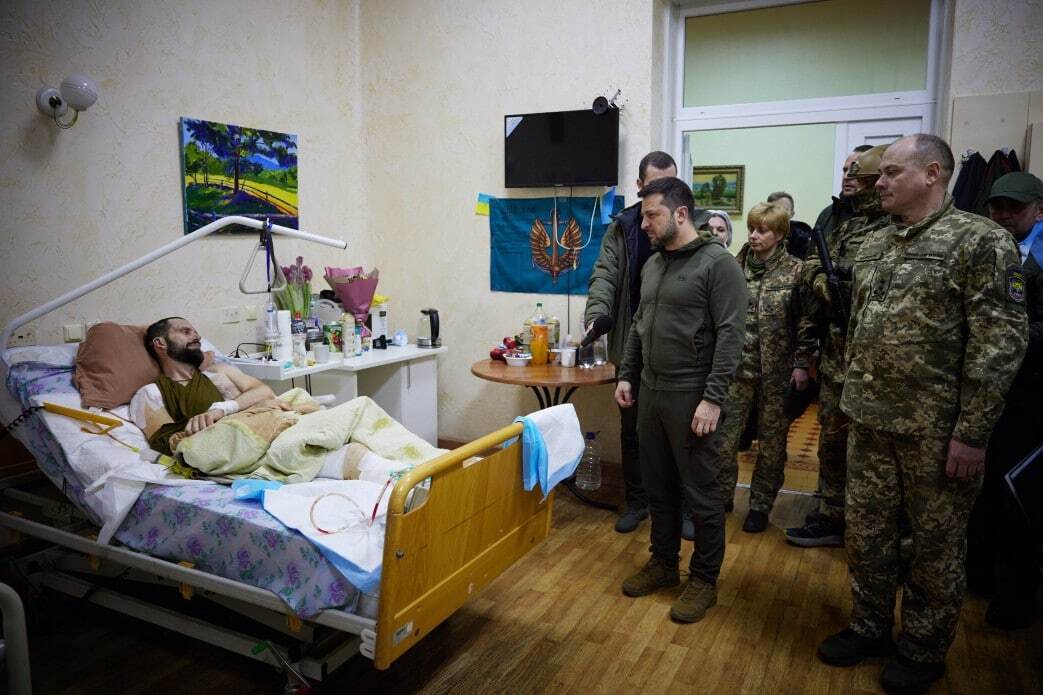 "Лучшим подарком к выписке будет победа": Зеленский посетил раненых защитников в госпитале. Видео