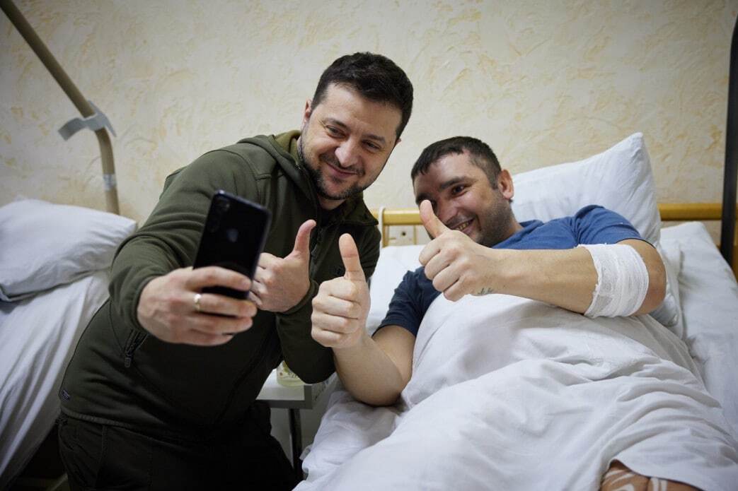 ''Лучшим подарком к выписке будет победа'': Зеленский посетил раненых защитников в госпитале. Видео