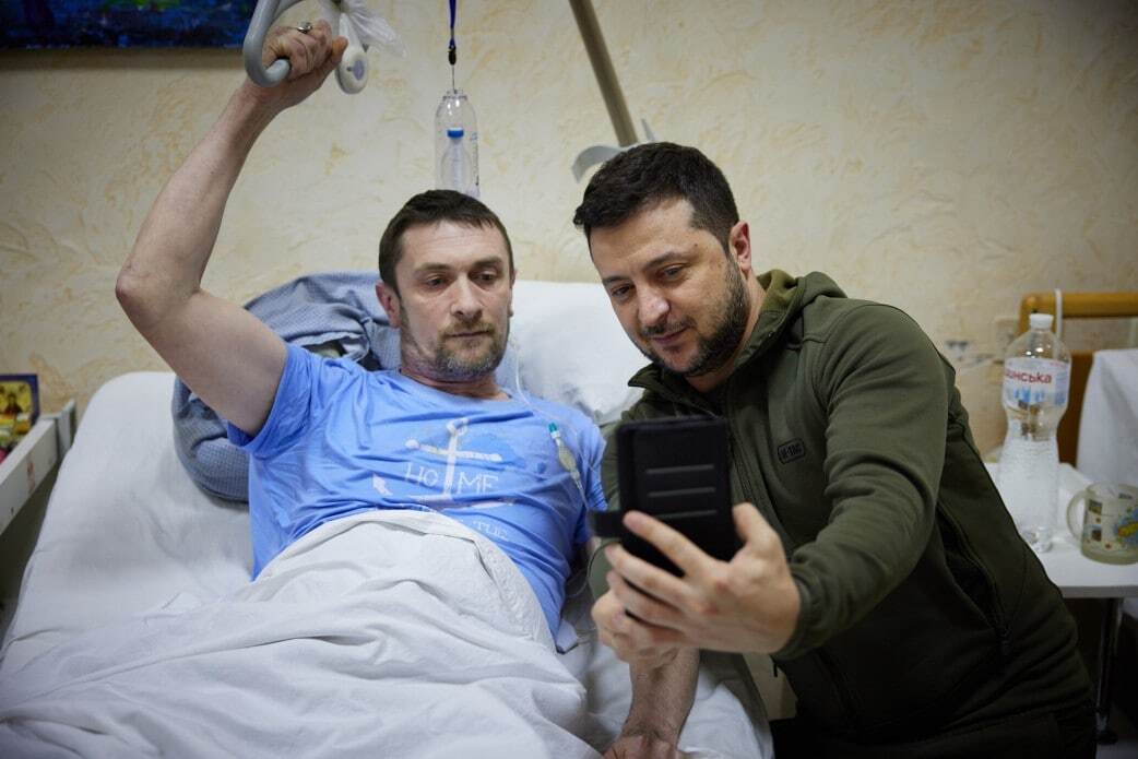 ''Лучшим подарком к выписке будет победа'': Зеленский посетил раненых защитников в госпитале. Видео