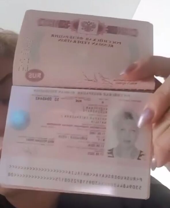 Жінка знищила паспорт РФ.