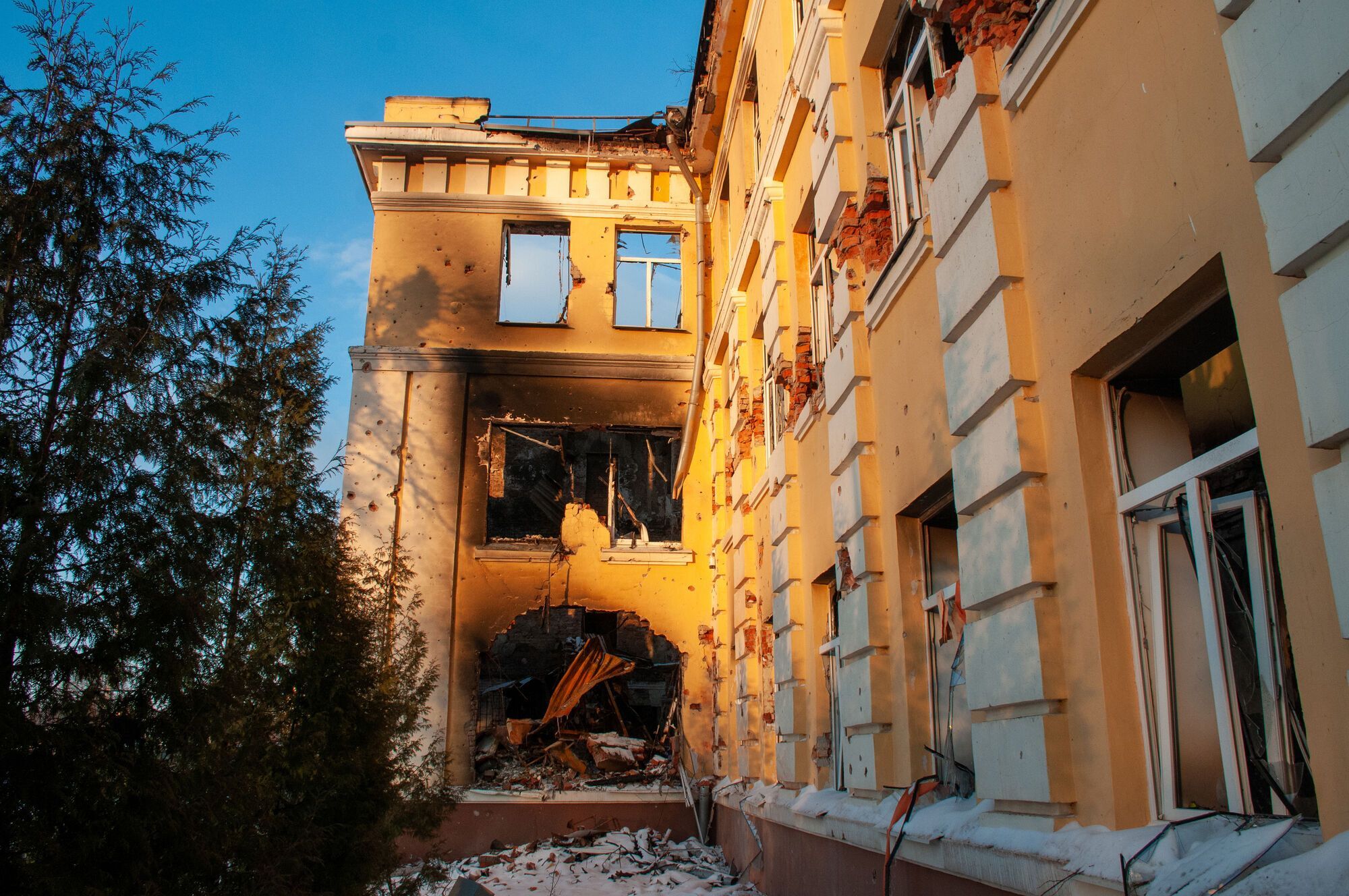Зруйновані будівлі, обгорілі авто та дим: як виглядає Харків після бомбардувань. Фото і відео