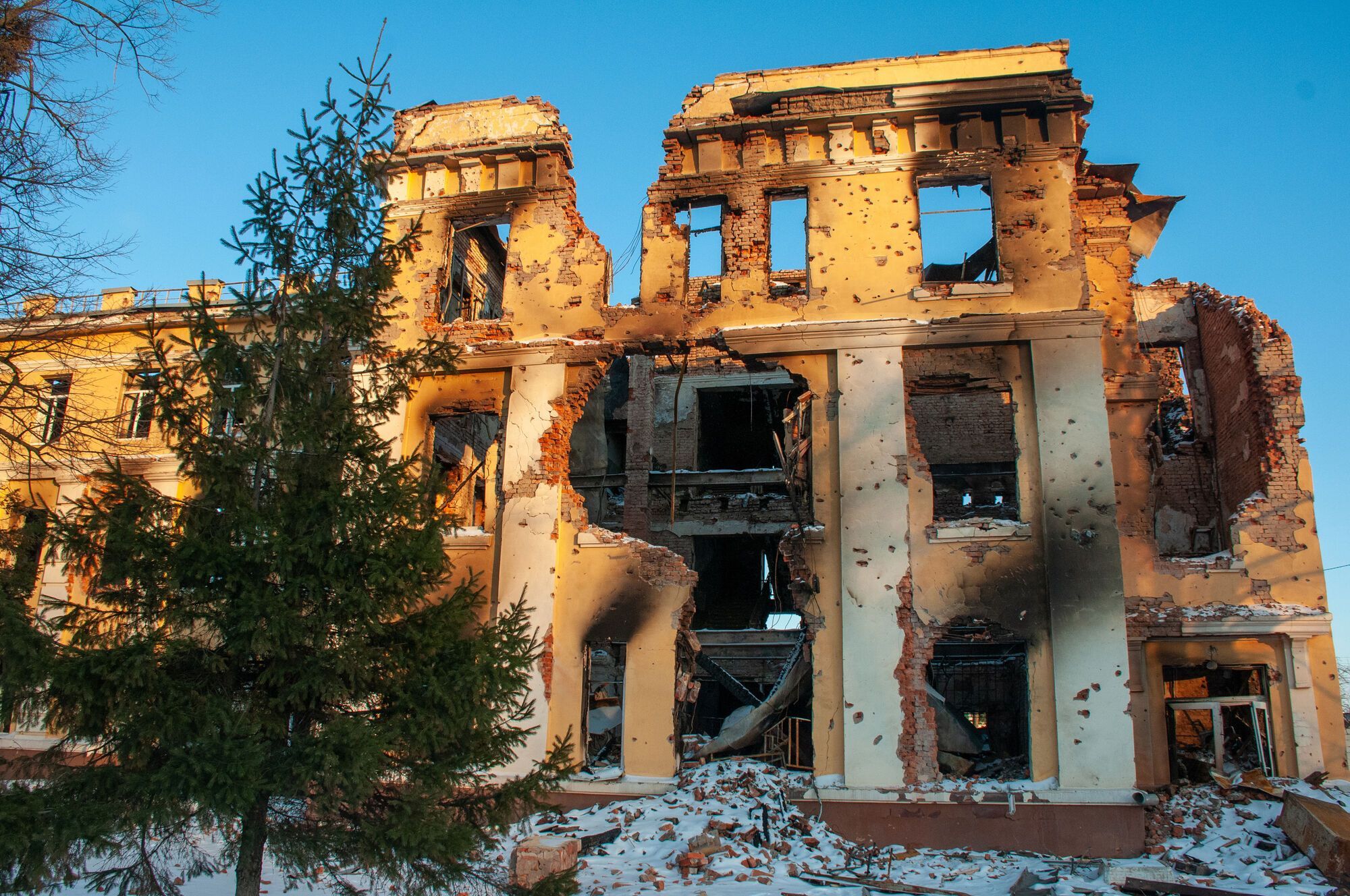 Разрушенные здания, сгоревшие авто и дым: как выглядит Харьков после бомбардировок. Фото и видео