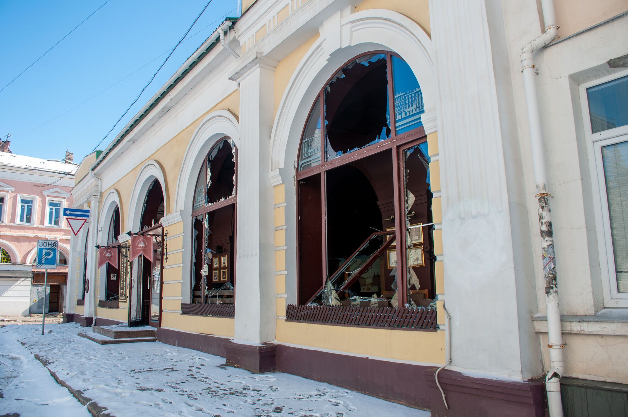 Разрушенные здания, сгоревшие авто и дым: как выглядит Харьков после бомбардировок. Фото и видео