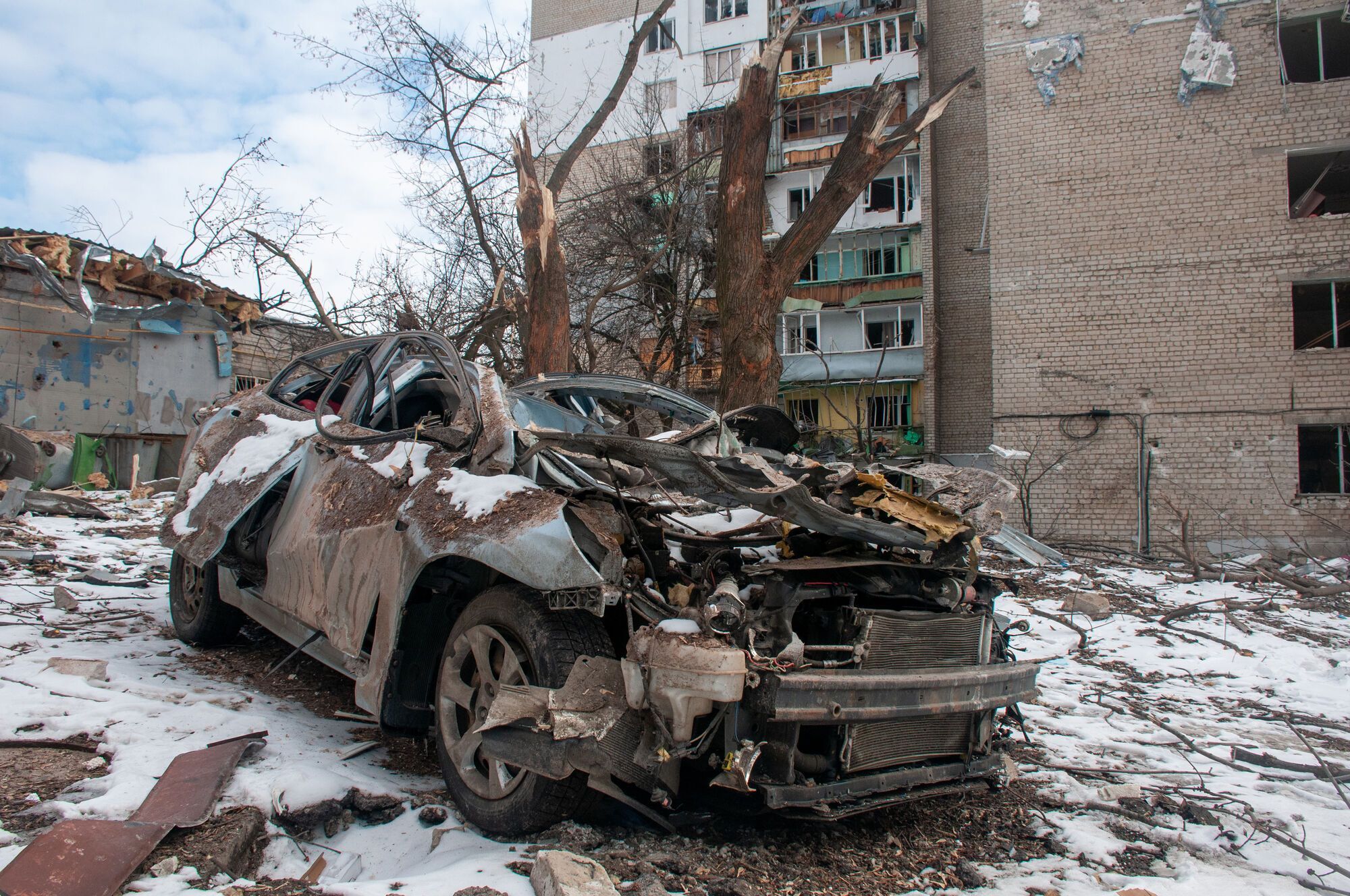 Зруйновані будівлі, обгорілі авто та дим: як виглядає Харків після бомбардувань. Фото і відео