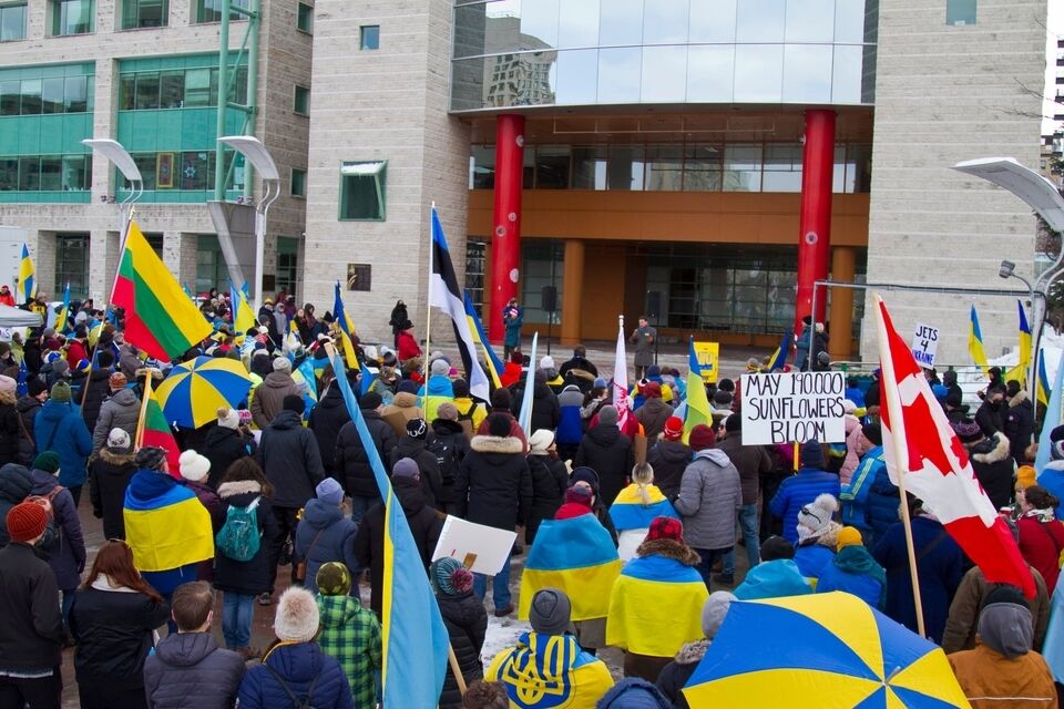 В Канаде вышли десятки тысяч человек против войны России с Украиной.