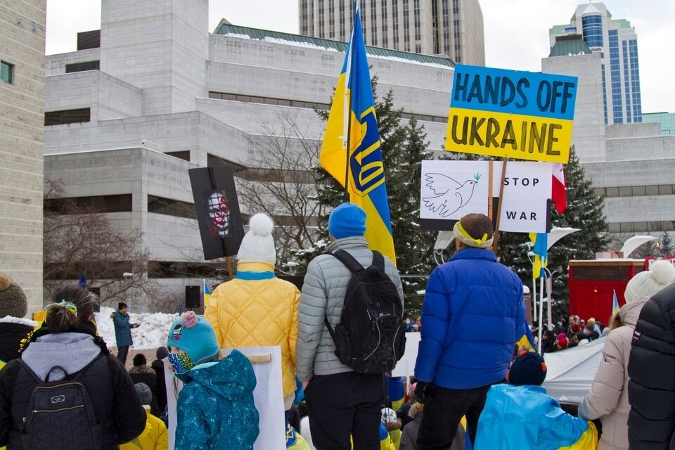 Іноземні дипломати запевнили протестувальників у підтримці суверенітету України.