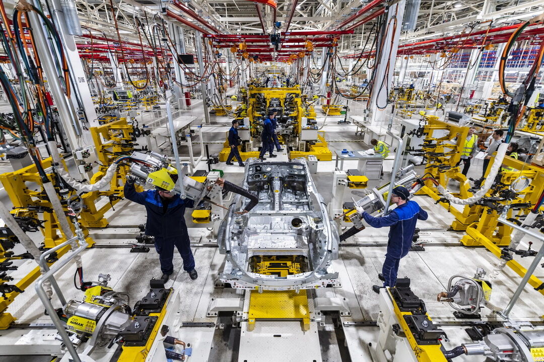 Конвейер завода Mercedes-Benz в Подмосковье