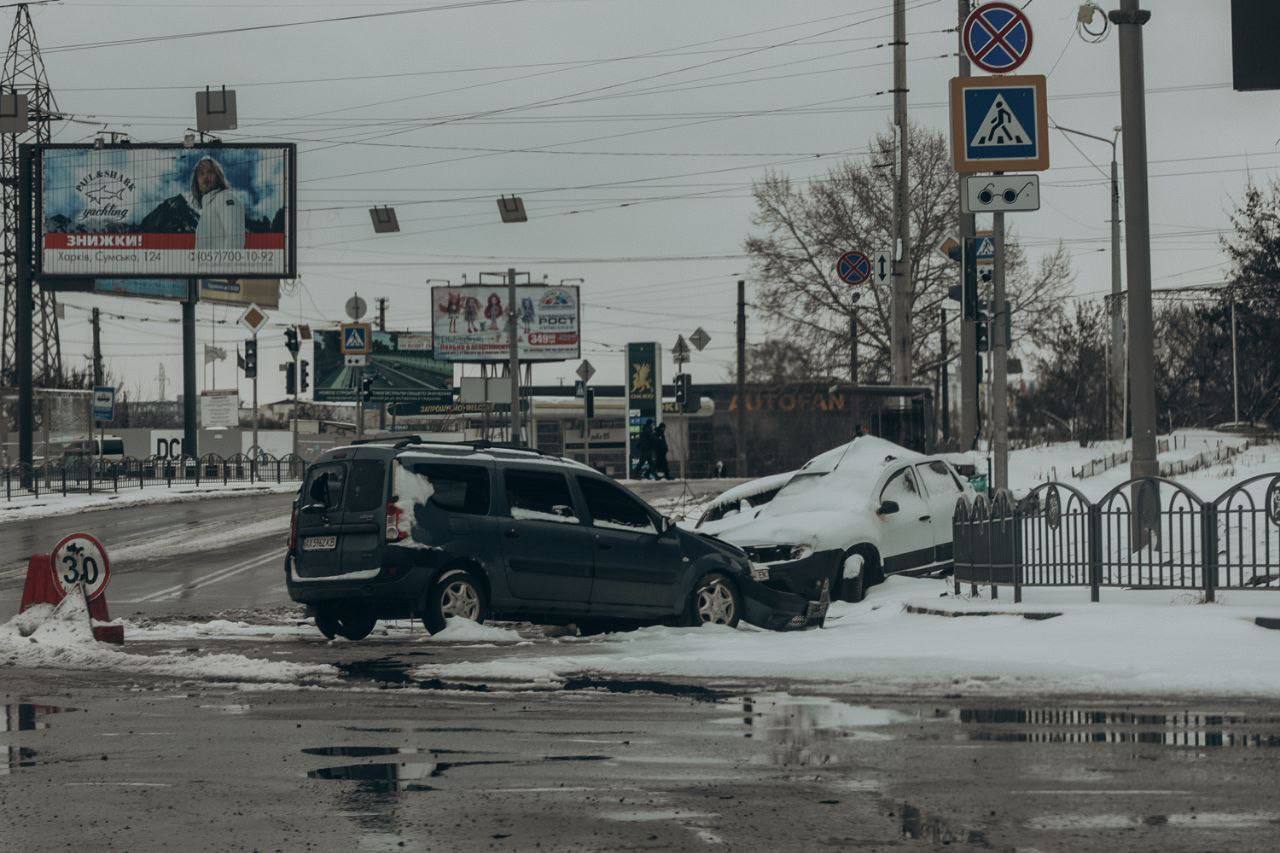 Зруйновані будівлі, обгорілі авто та дим: як виглядає Харків після бомбардувань. Фото і відео