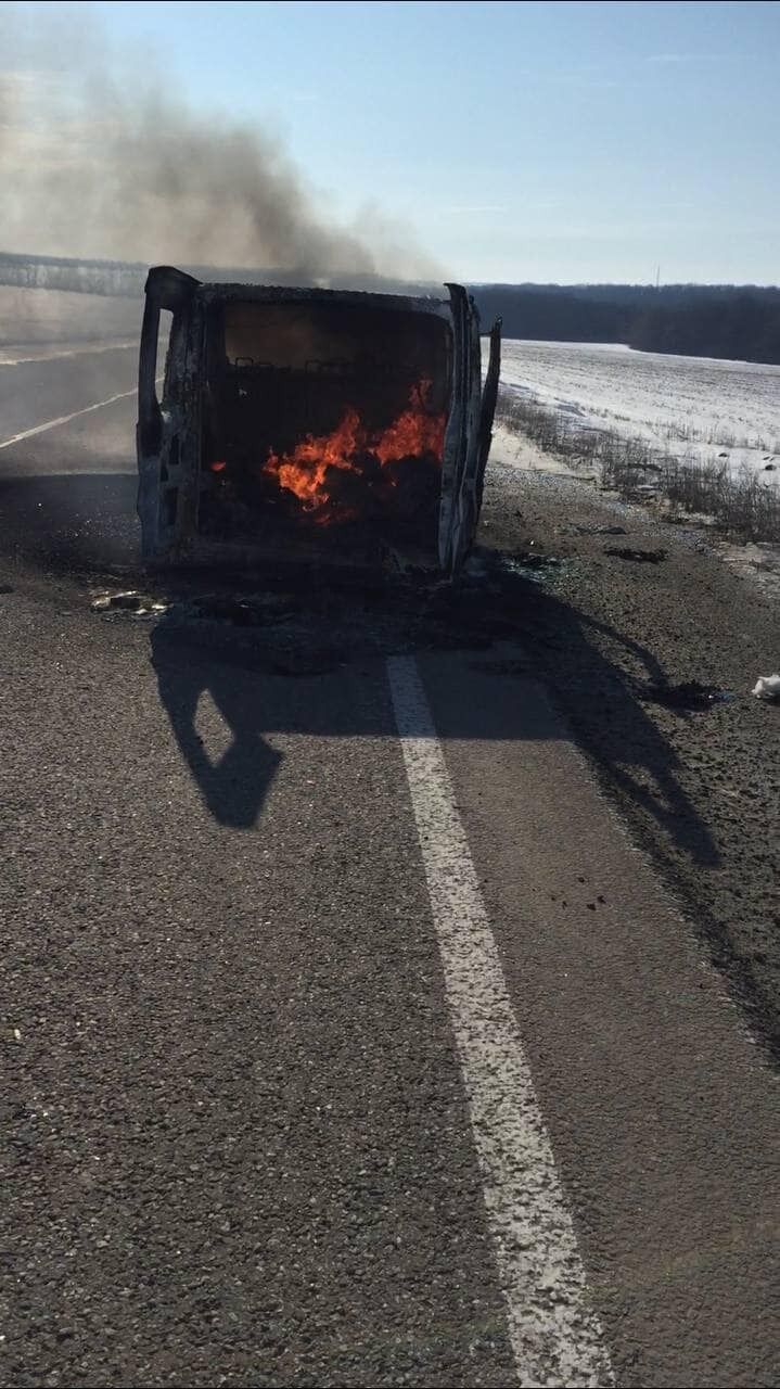 Российские оккупанты в Изюме на Харьковщине обстреляли микроавтобус, он загорелся. Фото