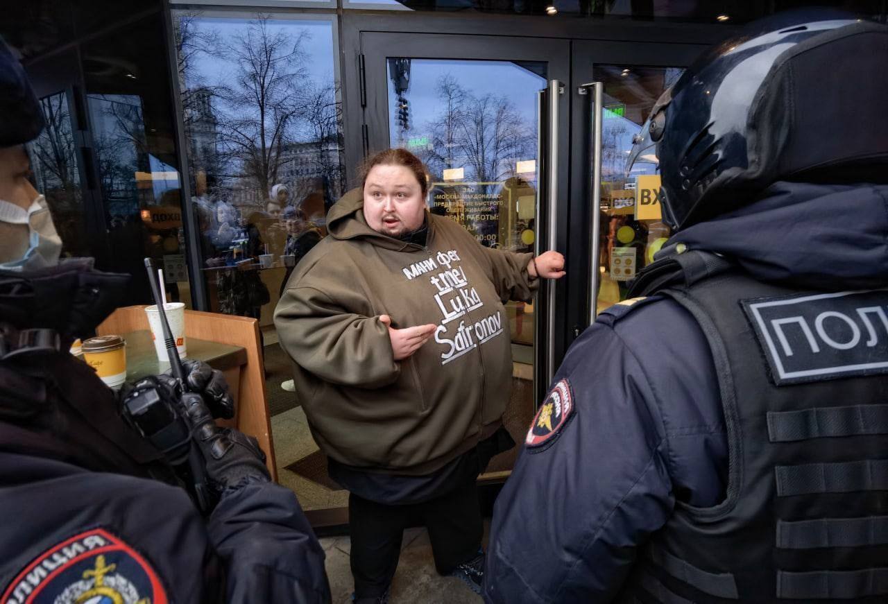 Син Нікаса Сафронова прикував себе кайданками до дверей ресторану McDonald's на знак протесту. Фото