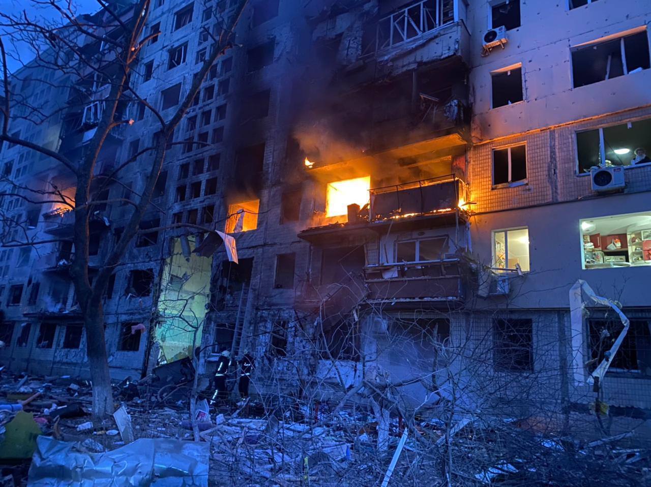На Оболони оккупанты обстреляли многоэтажку: есть погибший и раненые. Фото и видео