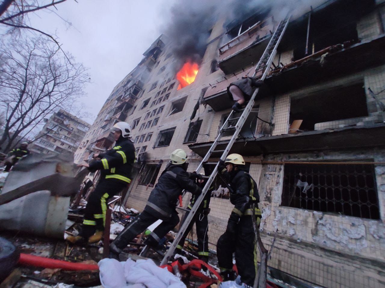 На Оболони оккупанты обстреляли многоэтажку: есть погибший и раненые. Фото и видео
