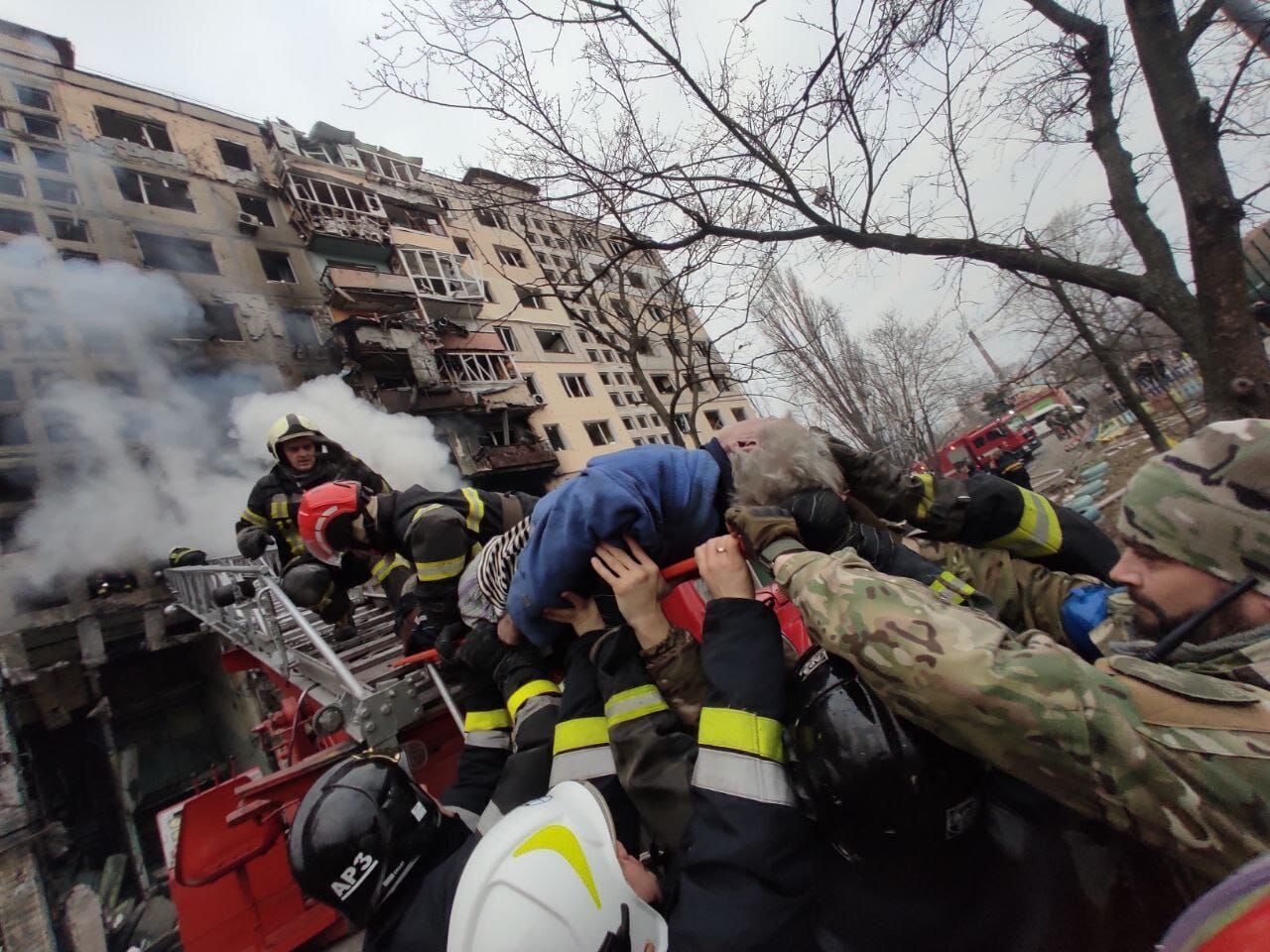 Спасатели эвакуировали киевлян.