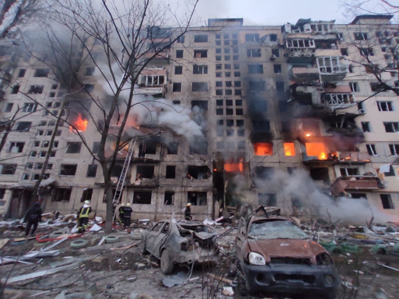 На Оболоні окупанти обстріляли багатоповерхівку: є загиблий та поранені. Фото і відео