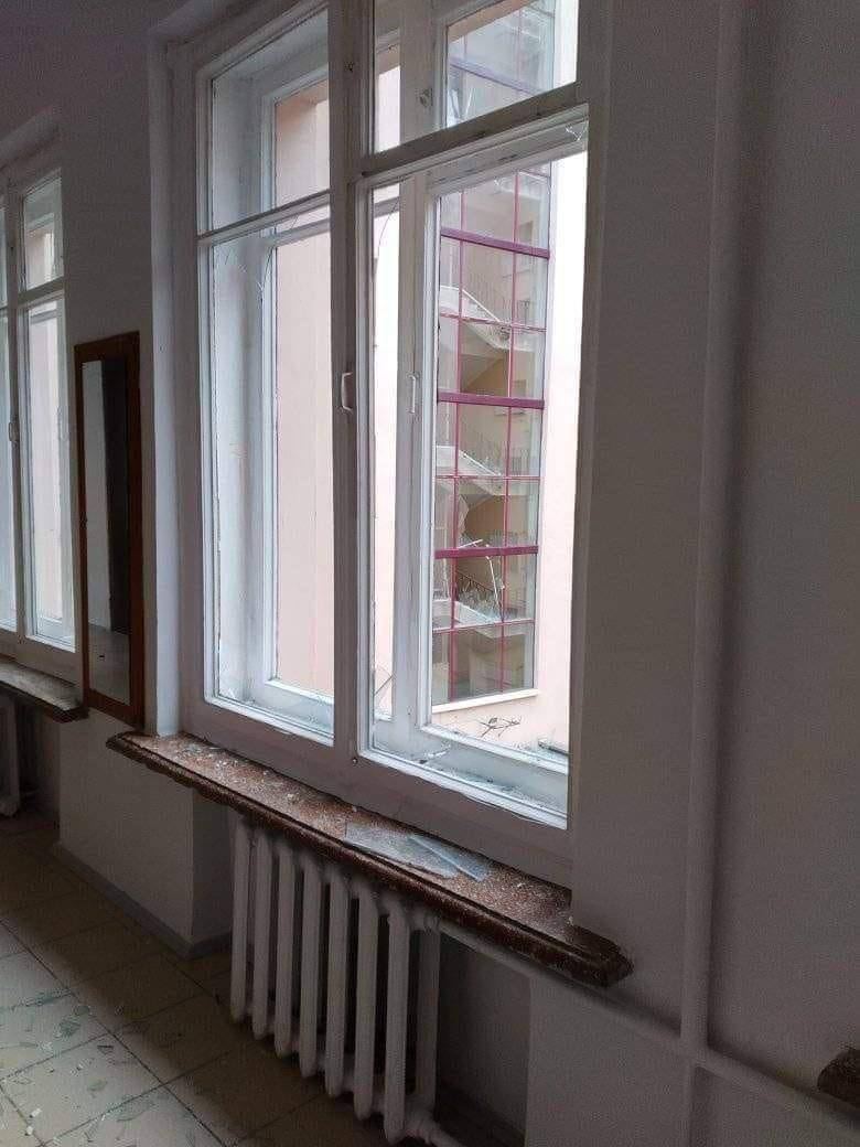Выбитые окна и осколки вокруг: как выглядит Харьковский национальный университет им. В.Н. Каразина после обстрела. Фото