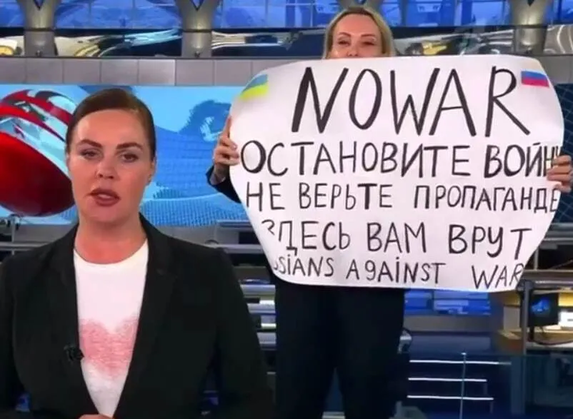 Марія Овсяннікова зірвала ефір Першого каналу плакатом Ні війні - відео -  що їй загрожує