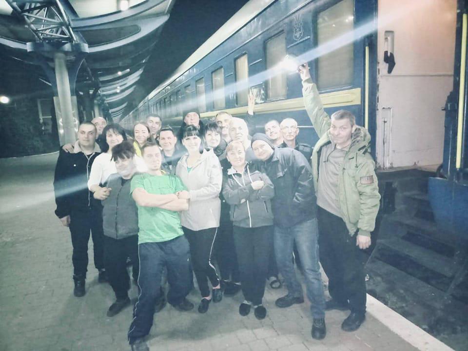 Бригада героїв-залізничників уже три тижні без вихідних рятує українців