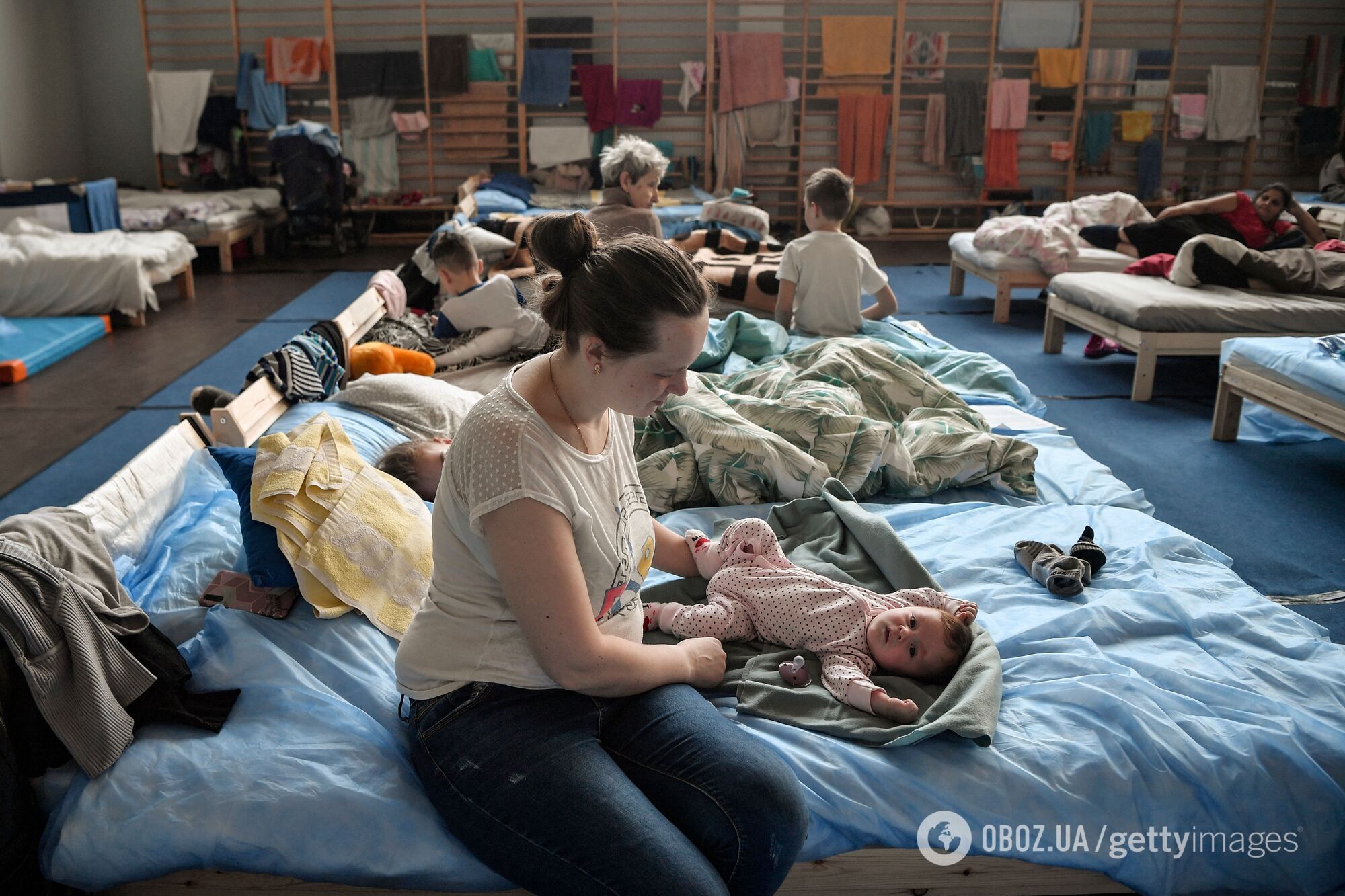 Некоторые украинские матери и дети эмигрировали в Польшу