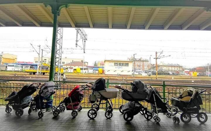 Дитячі коляски на автостанції у Польщі