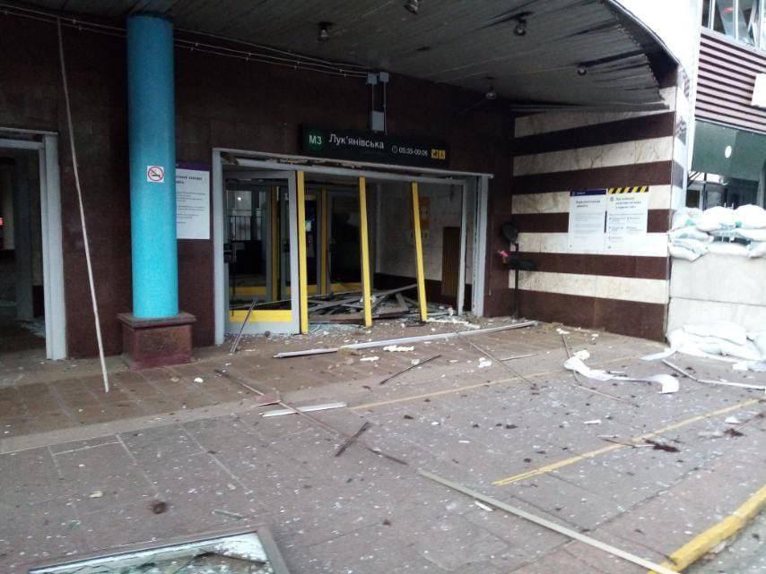 У Києві внаслідок обстрілу було пошкоджено станцію метро "Лук'янівська" та житлові будинки. Фото