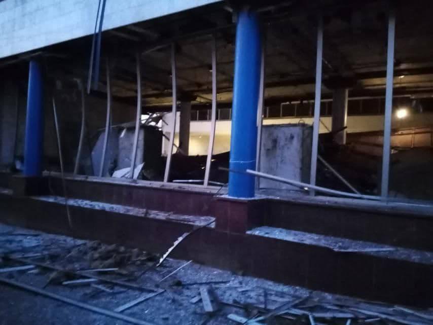 В Киеве в результате обстрела была повреждена станция метро "Лукьяновская" и жилые дома. Фото