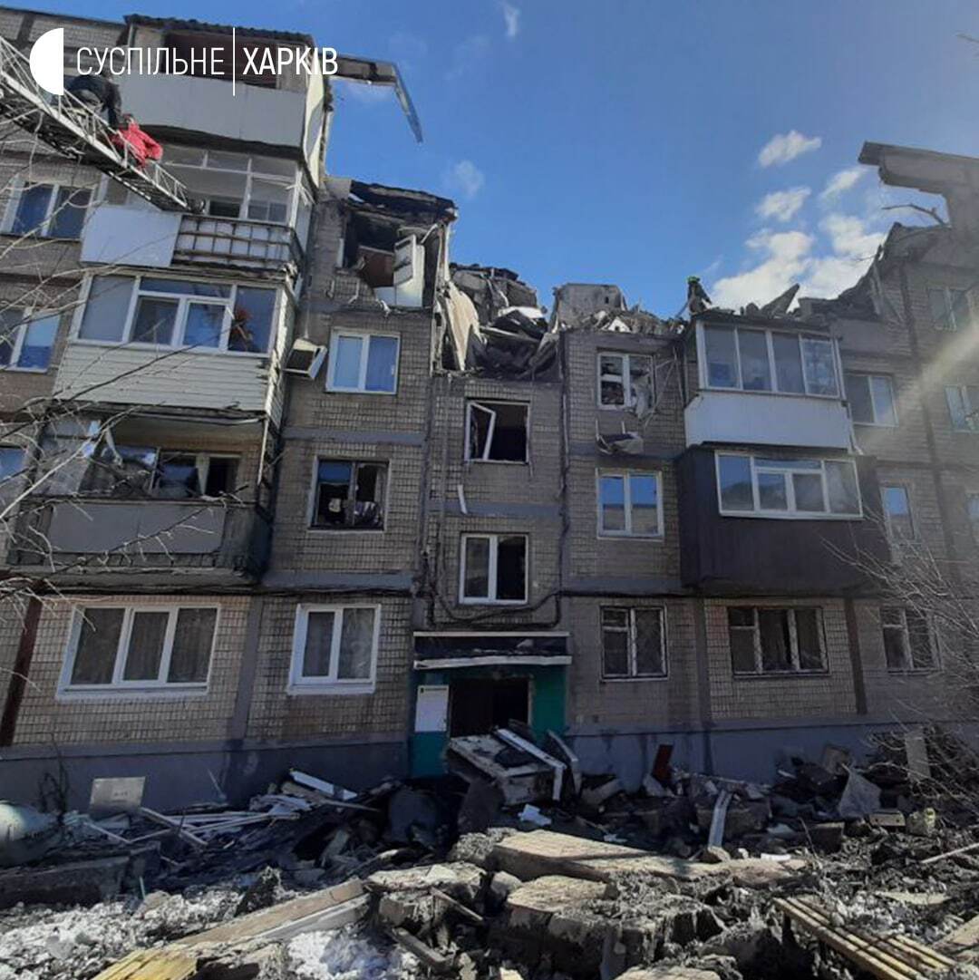 У Харкові снаряд потрапив у житловий будинок, рятувальники розбирають завали. Фото