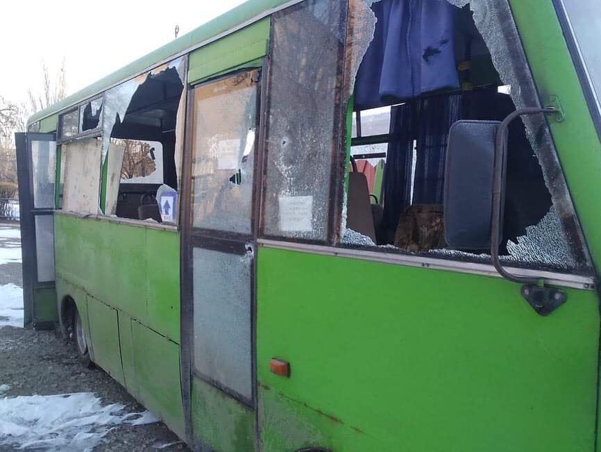 Оккупанты обстреляли автобус с людьми, выехавшими из города Изюм
