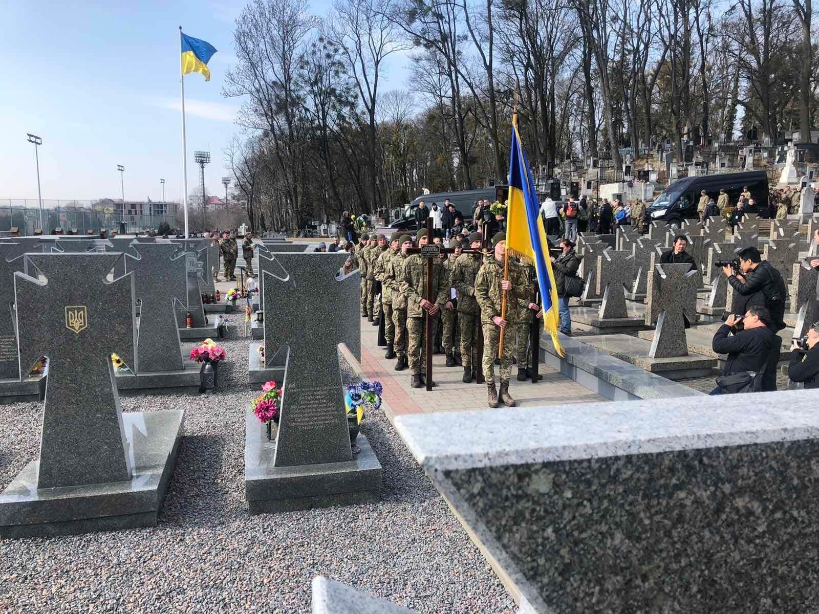 Во Львове в последний путь провели погибших на Яворовском полигоне. Фото