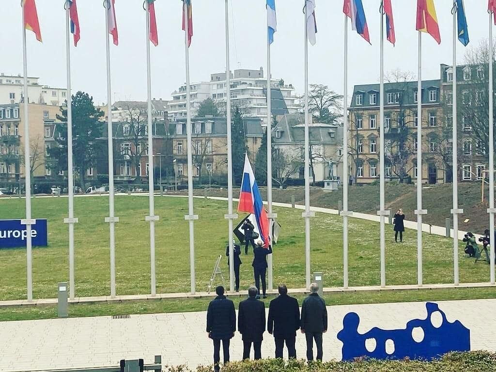 Прапор Росії забрали з алеї прапорів біля Ради Європи.