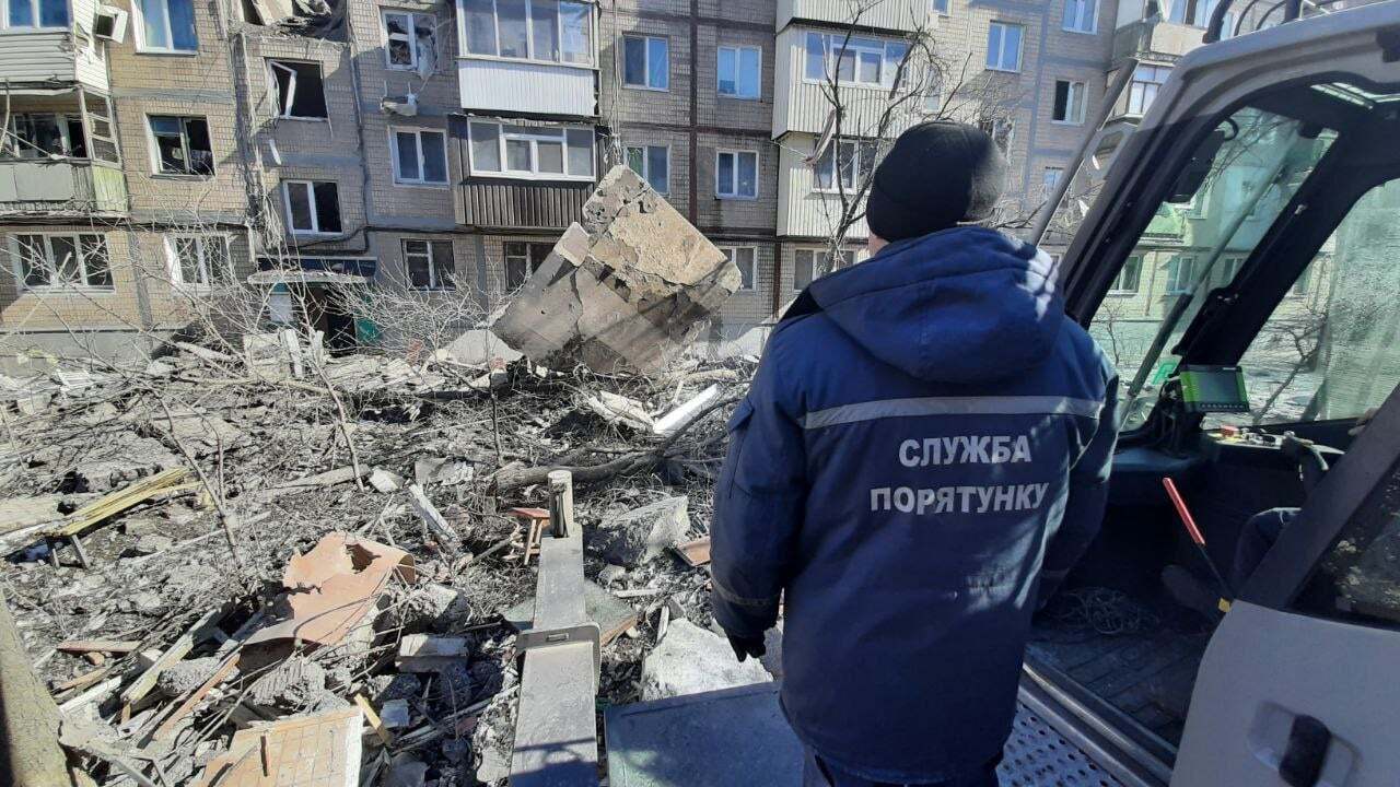 Оккупанты обстреляли в Харькове жилые дома и разрушили школу: есть погибшие. Фото