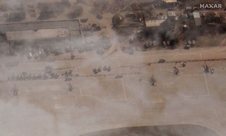 На спутниковом снимке видны российские вертолеты, стоящие на взлетно-посадочной полосе аэродрома под Херсоном