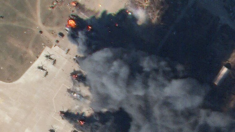 На увеличенной части изображения видны горящие вертолеты оккупантов