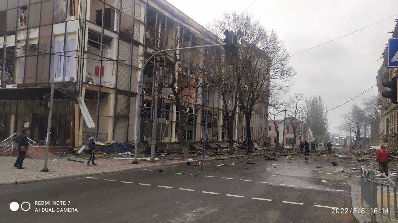 В подвалах заканчивается еда, а людей хоронят в Городском саду: что происходит в Мариуполе, взятом в осаду российскими оккупантами