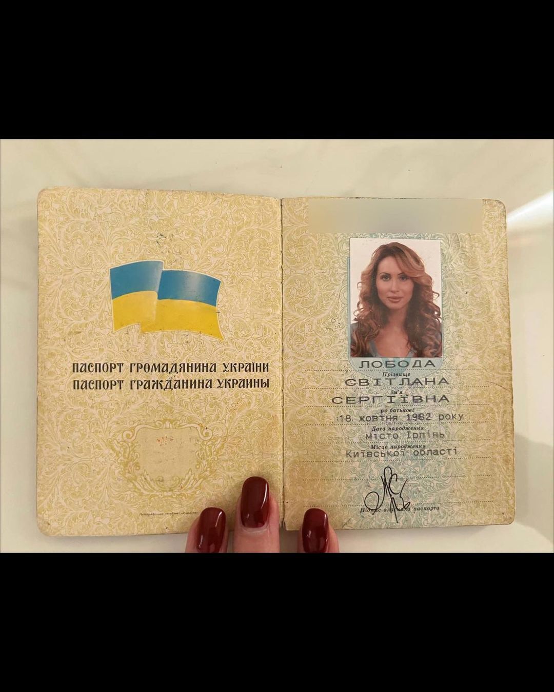 Лобода відповіла на чутки про зміну громадянства та показала свій паспорт: я живу серед Справжніх Героїв