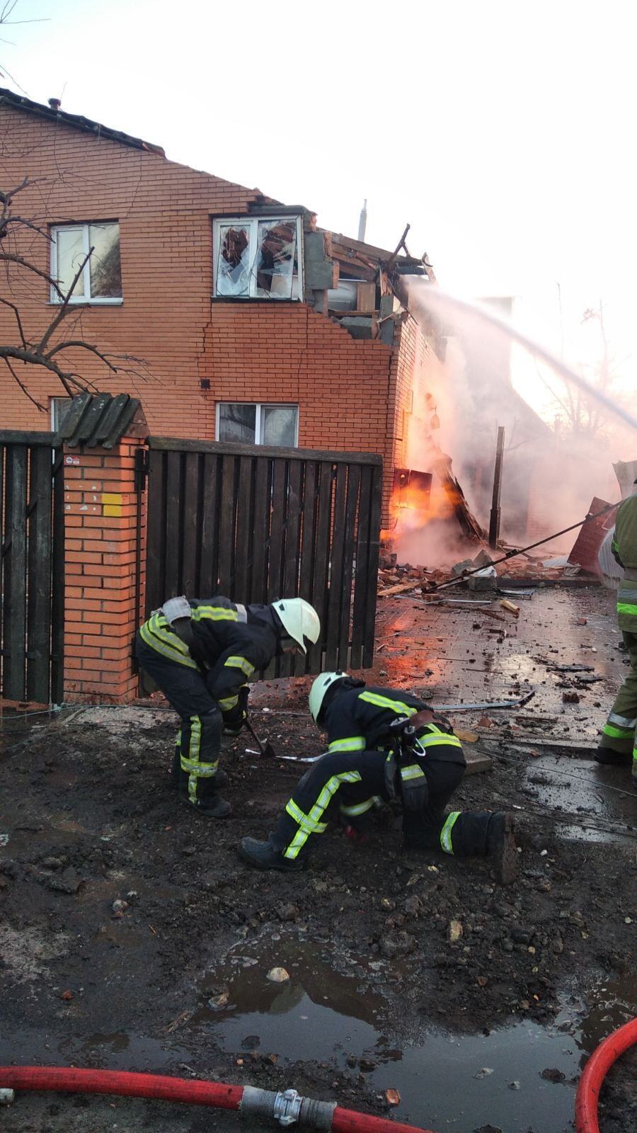 Спасатели ликвидируют пожар в доме Юрия Фалесы.
