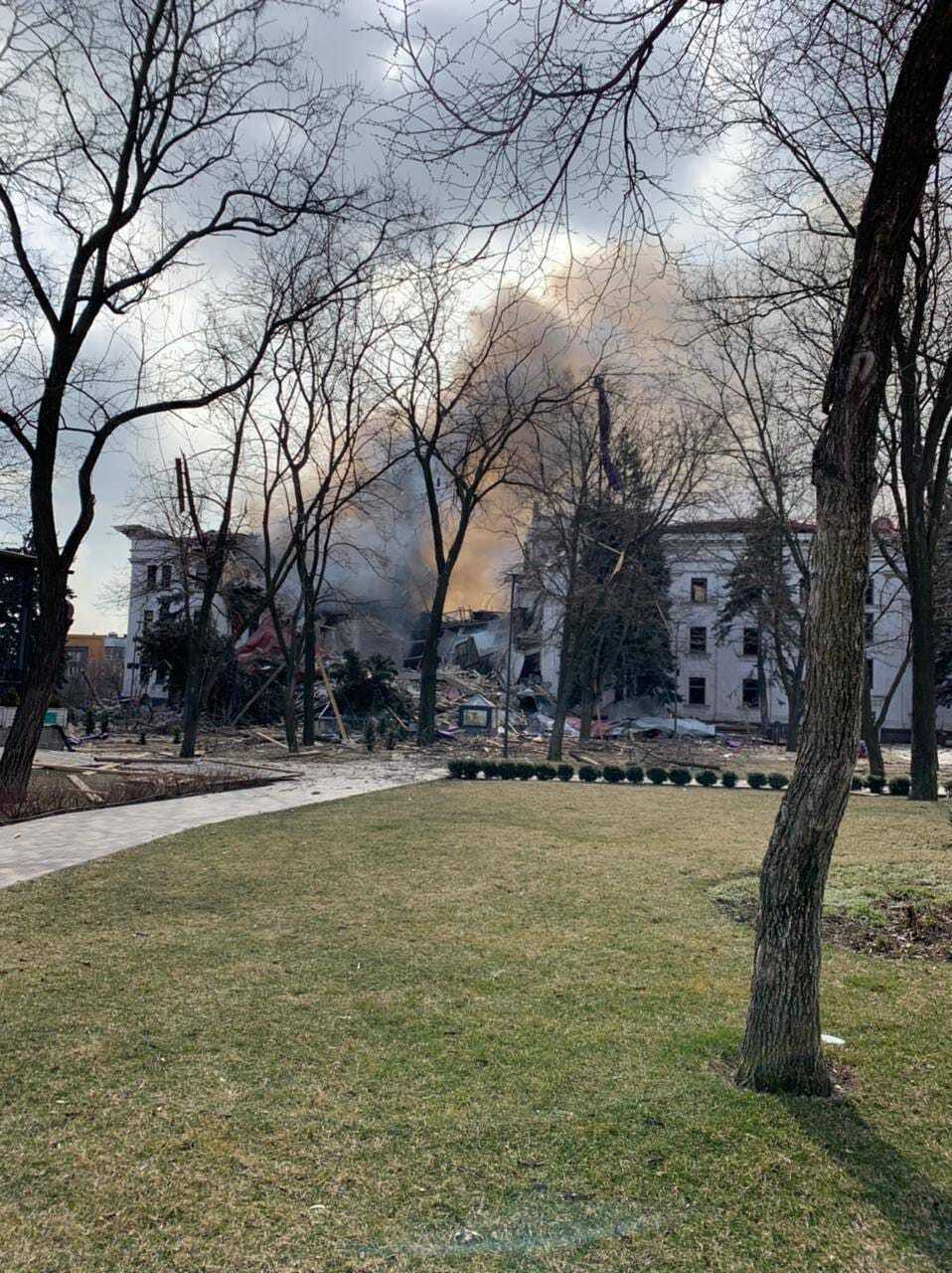 В подвалах заканчивается еда, а людей хоронят в Городском саду: что происходит в Мариуполе, взятом в осаду российскими оккупантами