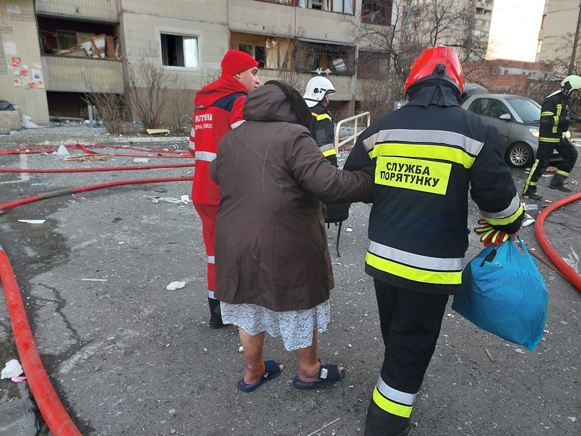 В Киеве остатки сбитой ракеты упали на многоэтажку 2