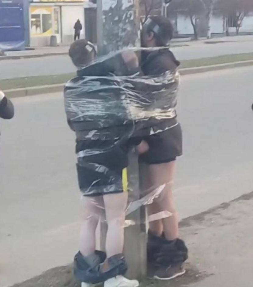 Змусили вмитися зеленкою і прив'язали до стовпа: у Запоріжжі покарали мародерів. Фото