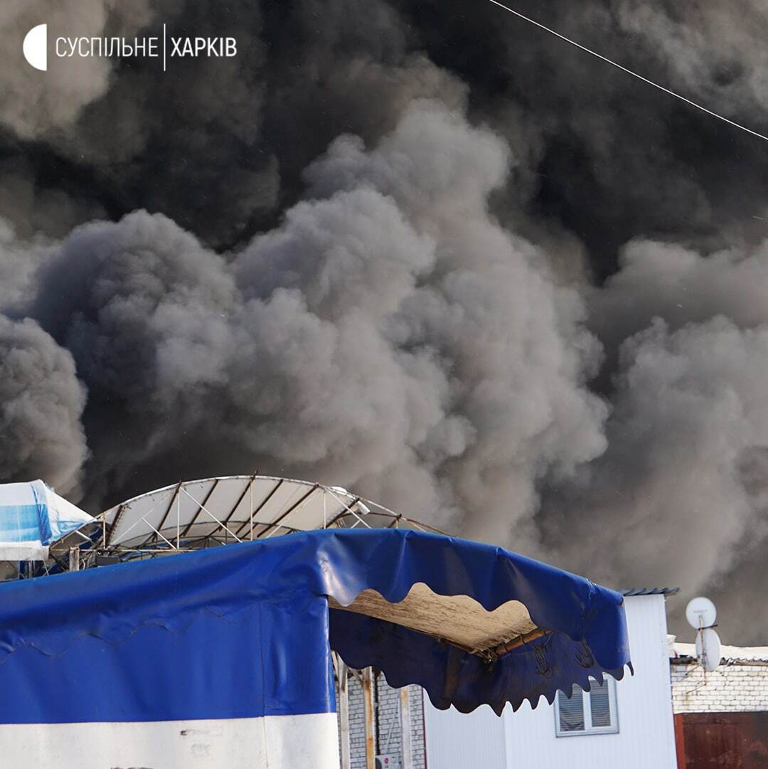 Часть Харькова накрыло черным дымом: горит рынок. Видео