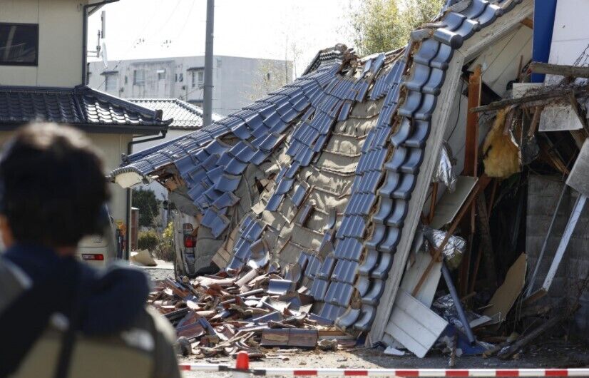 Обрушившийся дом в префектуре Фукусима