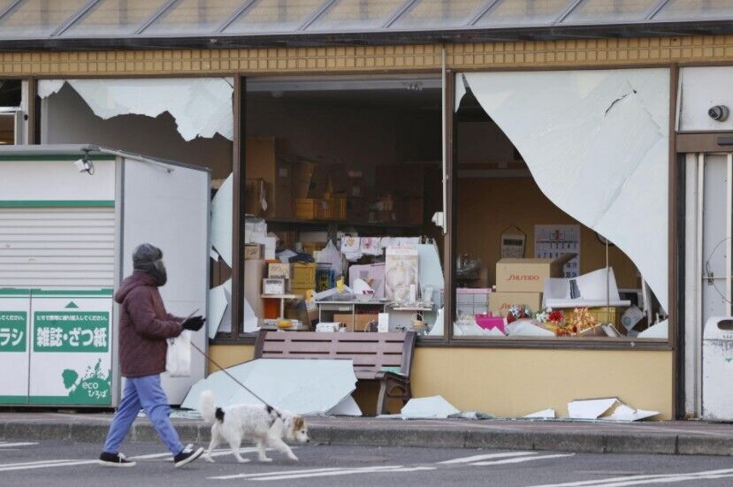 Розбиті шибки супермаркету в Коріямі, префектура Фукусіма