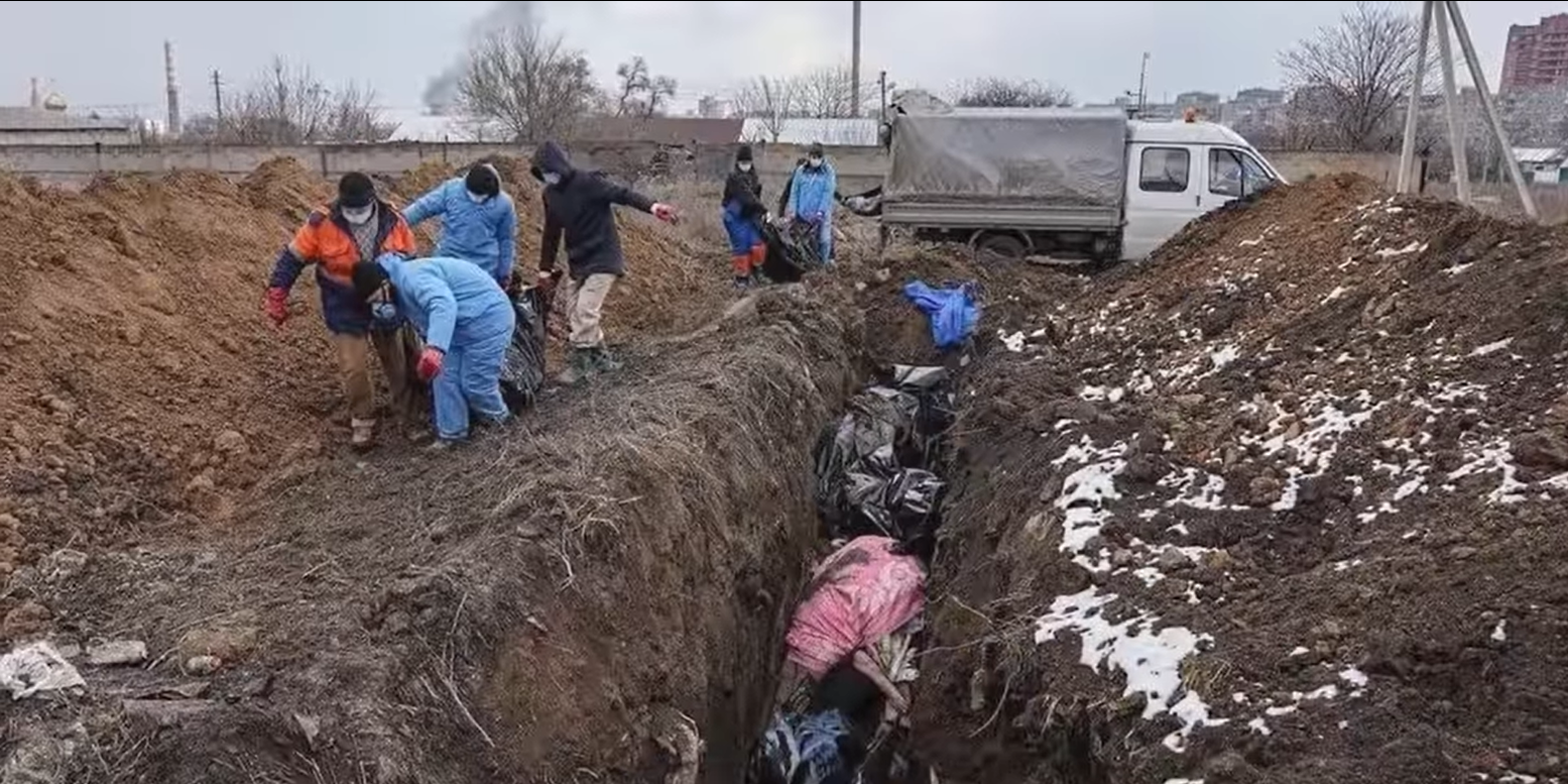 В подвалах заканчивается еда, а людей хоронят в Городском саду: что происходит в Мариуполе, взятом в осаду российскими оккупантами