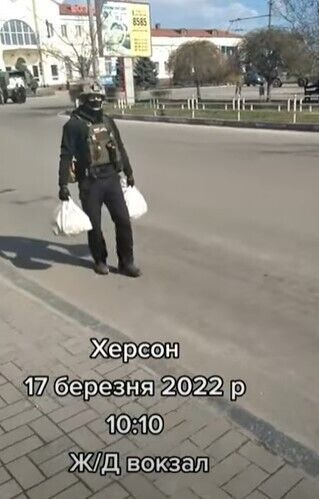 "Только красная икра подходит": украинка потроллила оккупантов, которые ради картинки раздавали гумпомощь в Херсоне. Видео