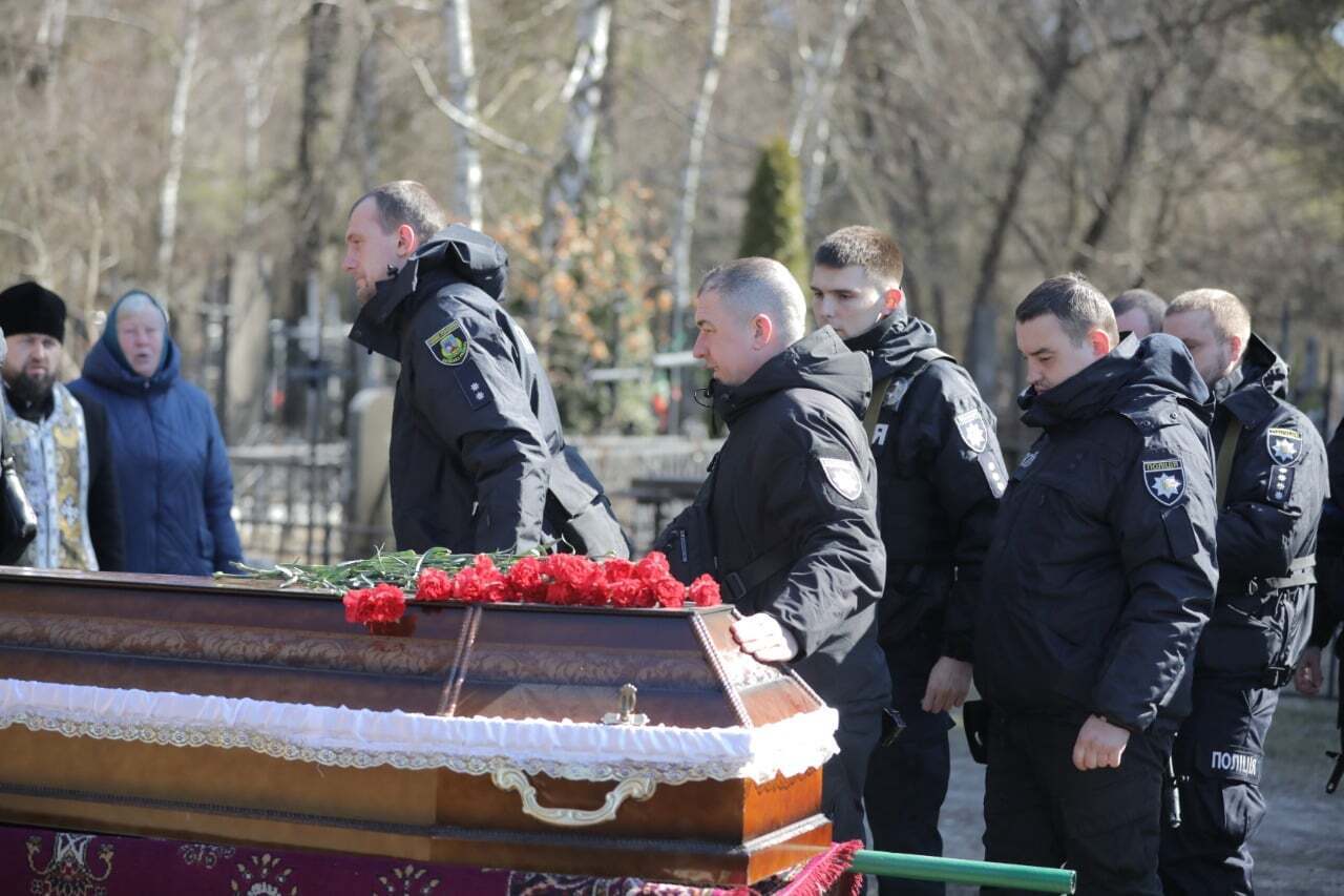 Поліцейський загинув, допомагаючи евакуювати мирне населення.