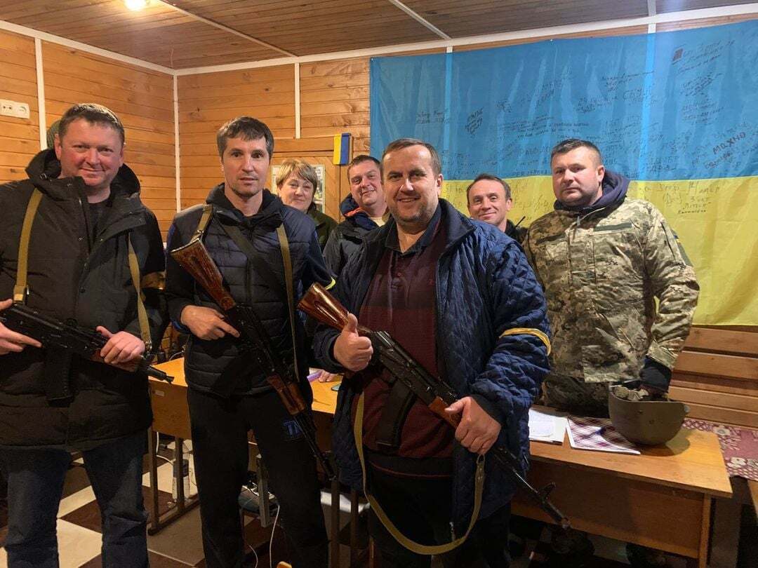 Сергій Дзинзирук (у центрі) із побратимами.
